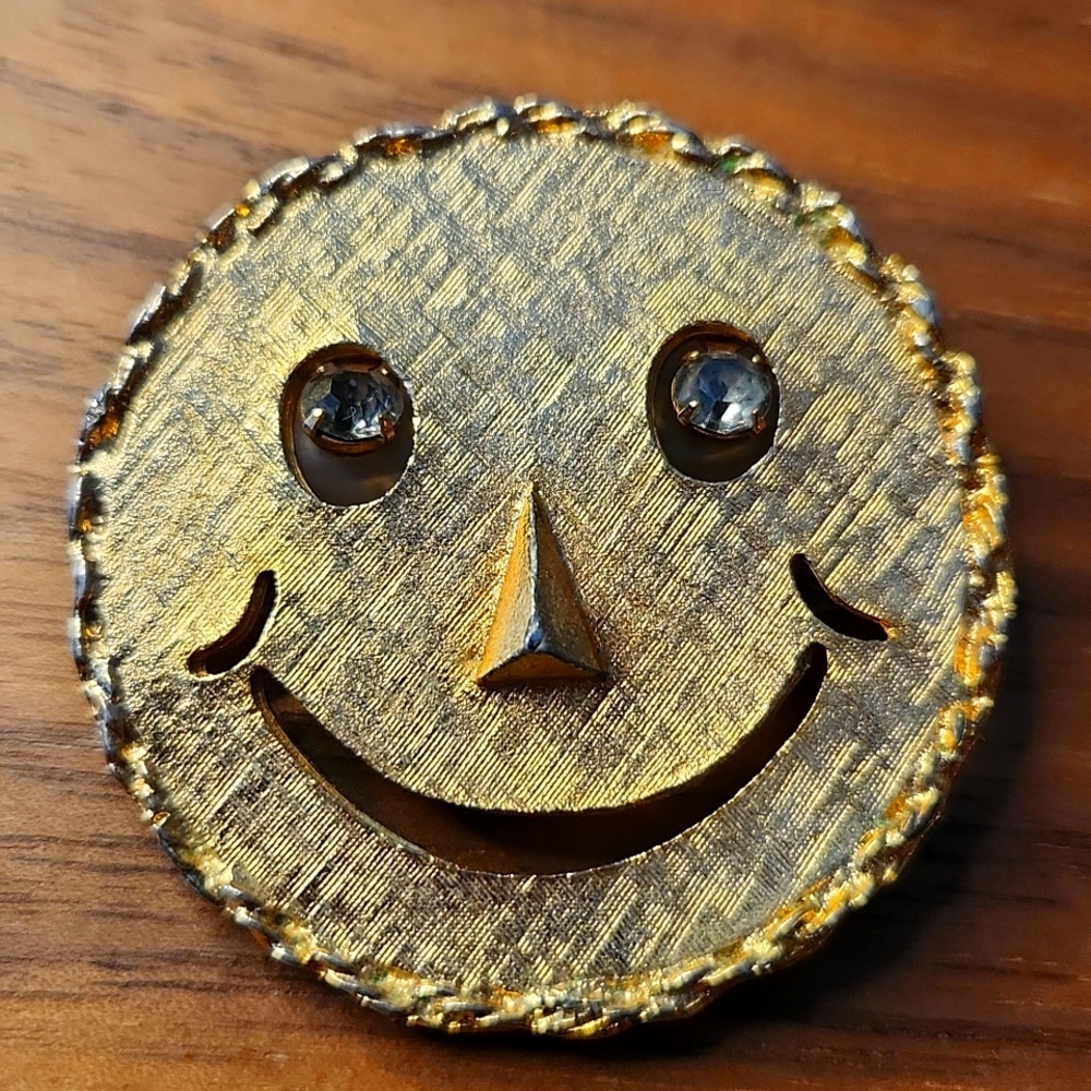 Vintage Smiley Face Brooch Pendant Gold Tone Rhinestone Dangle Eyes